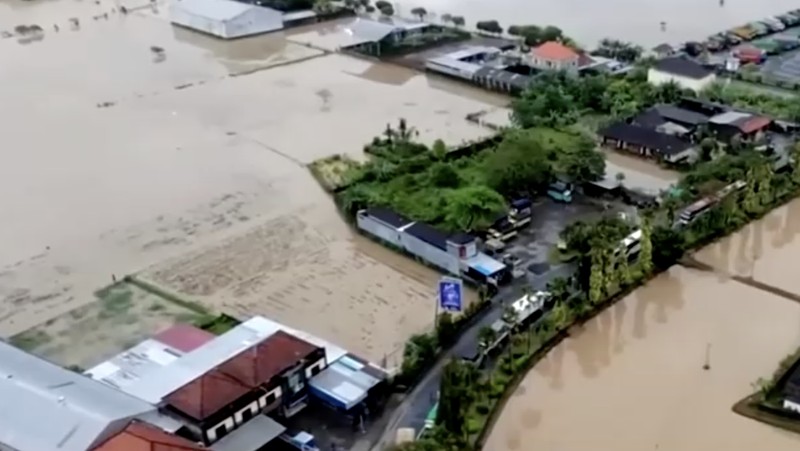 Banjir di Bali. (Tangkapan Layar Video/REUTERS)