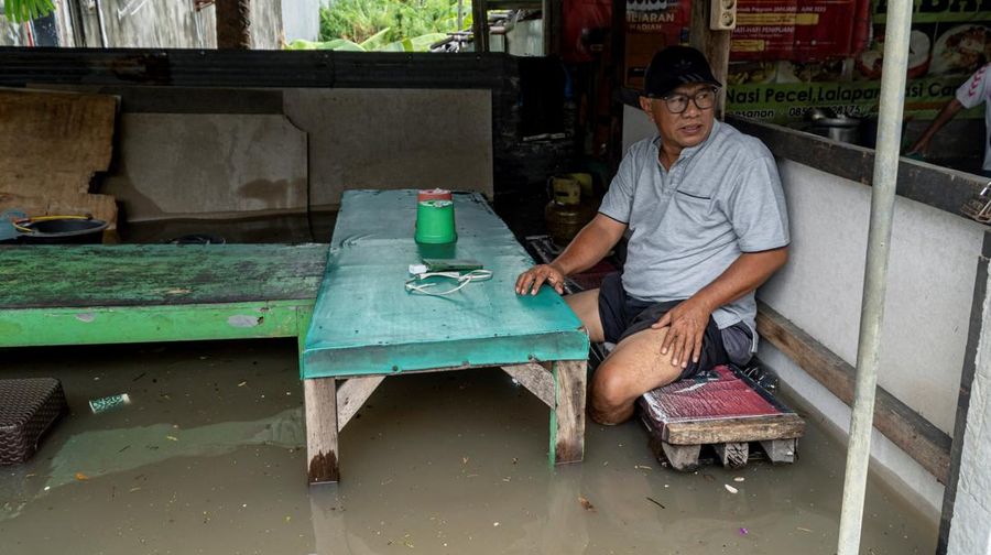 Banjir setelah hujan deras semalaman di Legian, Badung, Bali, Rabu (1/9/2025). (REUTERS/Dicky Bisinglasi)