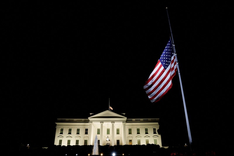 Para pelayat membawa bunga ke upacara peringatan untuk Charlie Kirk, yang ditembak dan dibunuh di Utah, di luar Turning Point di Phoenix, Arizona, AS, 10 September 2025. Para pelayat membawa bunga ke upacara peringatan untuk Charlie Kirk, yang ditembak dan dibunuh di Utah, di luar Turning Point di Phoenix, Arizona, AS, 10 September 2025. (REUTERS/Caitlin O’Hara)