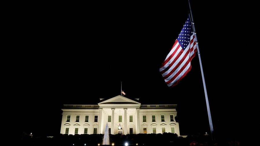 Para pelayat membawa bunga ke upacara peringatan untuk Charlie Kirk, yang ditembak dan dibunuh di Utah, di luar Turning Point di Phoenix, Arizona, AS, 10 September 2025. (REUTERS/Caitlin O’Hara)
