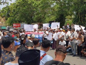 Ratusan Warga Tulungagung Demo Soroti Bupati-Wabup Tak Harmonis