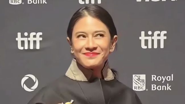 Saat Dian Sastro Pakai Pin One Piece Hadiri Festival Film Toronto