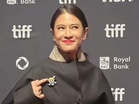 Saat Dian Sastro Pakai Pin One Piece Hadiri Festival Film Toronto