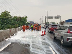 Video: Imbas Kecelakaan Truk, Jalan Tol Ancol Dipenuhi Cat Putih