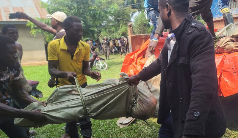 Orang-orang membawa jenazah seorang warga sipil yang terbunuh di pertanian mereka setelah diserang oleh pemberontak Pasukan Demokratik Sekutu (ADF) yang berafiliasi dengan ISIS, dari kamar mayat rumah sakit umum Oicha di kota Oicha, wilayah Beni di bagian timur Republik Demokratik Kongo, 10 September 2025. (REUTERS/Gradel Mumbere Muyisa)