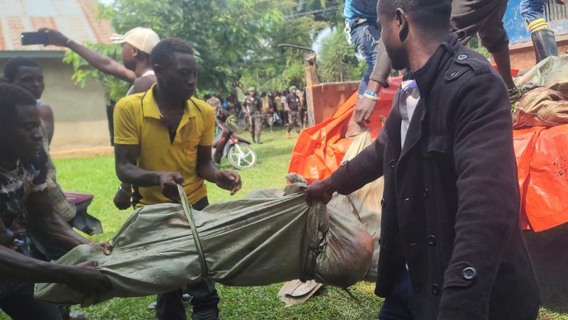 Orang-orang membawa jenazah seorang warga sipil yang terbunuh di pertanian mereka setelah diserang oleh pemberontak Pasukan Demokratik Sekutu (ADF) yang berafiliasi dengan ISIS, dari kamar mayat rumah sakit umum Oicha di kota Oicha, wilayah Beni di bagian timur Republik Demokratik Kongo, 10 September 2025. (REUTERS/Gradel Mumbere Muyisa)