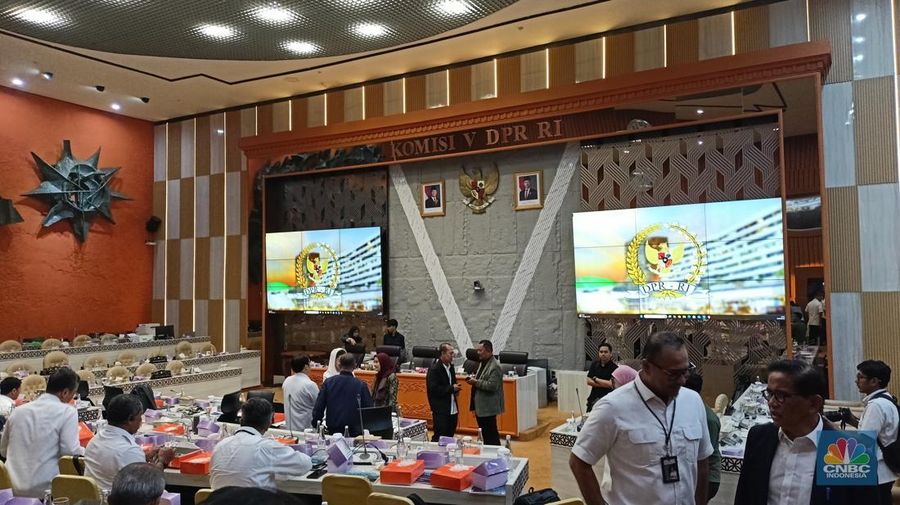 Kementerian Pekerjaan Umum dan Perumahan Rakyat (PUPR) saat mengikuti Rapat kerja dengan Komisi V DPR RI, Kamis (11/9/2025). (CNBC Indonesia/Ferry Sandi)