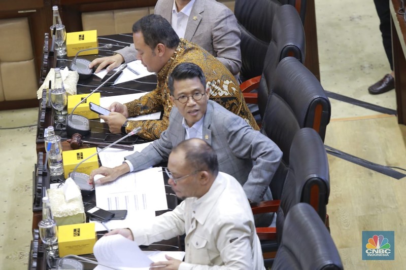 Menteri Keuangan Purbaya Yudhi Sadewa saat menghadiri rapat kerja dengan Komisi XI DPR RI dengan agenda keputusan RKA Tahun 2026 Kementerian Keuangan di Gedung DPR RI, Jakarta, Kamis 11/9/2025). (CNBC Indonesia/Muhammad Sabki) Menteri Keuangan Purbaya Yudhi Sadewa saat menghadiri rapat kerja dengan Komisi XI DPR RI dengan agenda keputusan RKA Tahun 2026 Kementerian Keuangan di Gedung DPR RI, Jakarta, Kamis 11/9/2025). (CNBC Indonesia/Muhammad Sabki)