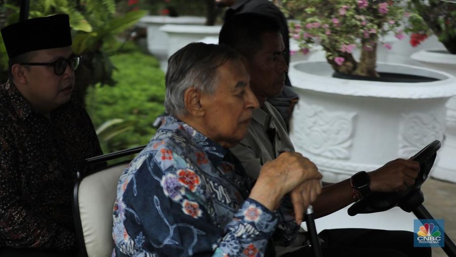 M. Quraish Shihab tiba di Istana Kepresidenan, Jakarta, Kamis (11/9/2025).
