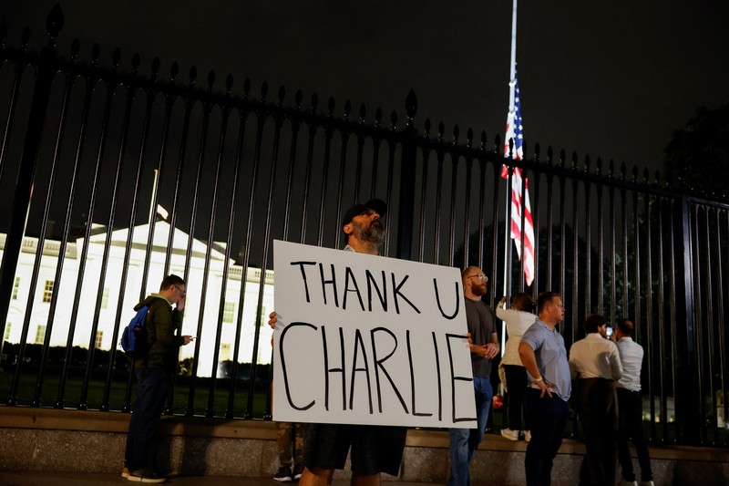 Para pelayat membawa bunga ke upacara peringatan untuk Charlie Kirk, yang ditembak dan dibunuh di Utah, di luar Turning Point di Phoenix, Arizona, AS, 10 September 2025. Para pelayat membawa bunga ke upacara peringatan untuk Charlie Kirk, yang ditembak dan dibunuh di Utah, di luar Turning Point di Phoenix, Arizona, AS, 10 September 2025. (REUTERS/Caitlin O’Hara)