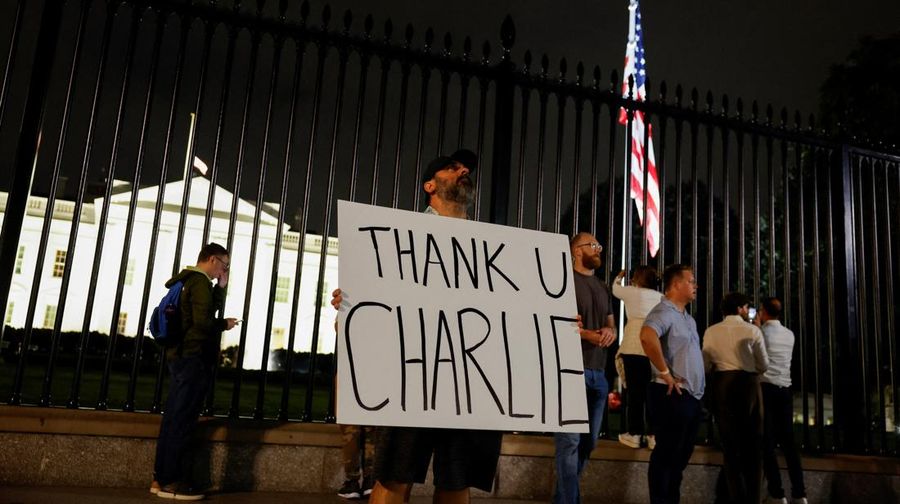 Para pelayat membawa bunga ke upacara peringatan untuk Charlie Kirk, yang ditembak dan dibunuh di Utah, di luar Turning Point di Phoenix, Arizona, AS, 10 September 2025. (REUTERS/Caitlin O’Hara)