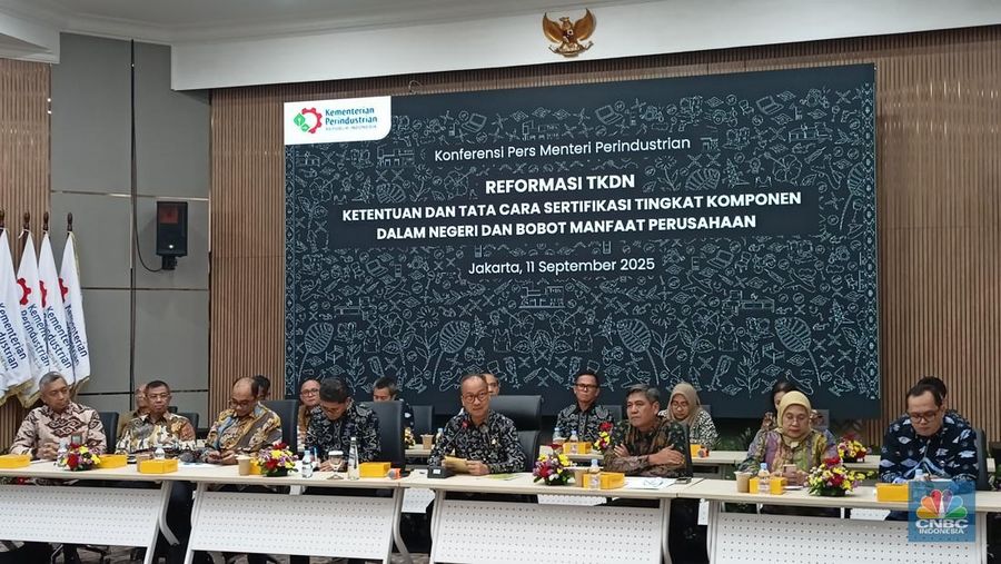 Menteri Perindustrian Agus Gumiwang Kartasasmita (kelima kiri) dalam konferensi pers, Kamis (11/9/2025). (CNBC Indonesia/Ferry Sandi)