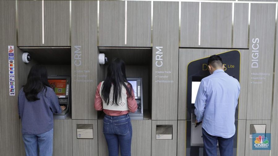 Nasabah melakukan transaksi menggunakan anjungan tunai mandiri di salah satukantor cabang BNI, Jakarta, Kamis, (11/9/2025).  (CNBC Indonesia/Muhammad Sabki)