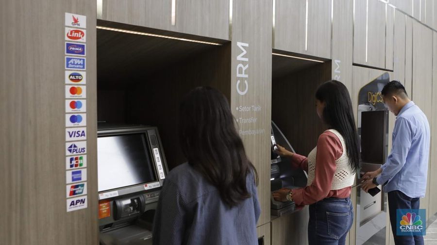 Seorang Karyawan berdiri di depan logo Bank Indonesia (BI) di Jakarta, Kamis (11/9/2025). (CNBC Indonesia/Muhammad Sabki)