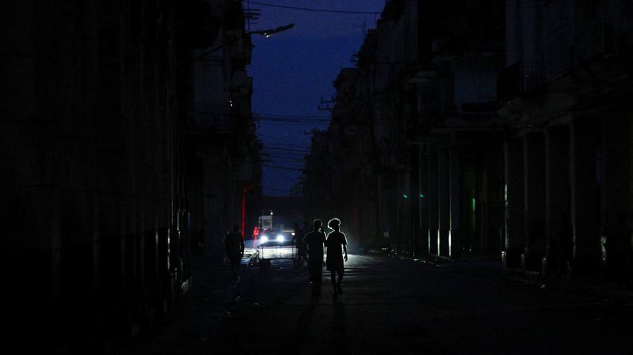 Pemandangan gedung DPR Kuba saat terjadi keruntuhan jaringan listrik nasional, yang keempat dalam waktu kurang dari setahun, yang menyebabkan pemadaman listrik nasional, di Havana, Kuba, 10 September 2025. (REUTERS/Norlys Perez)