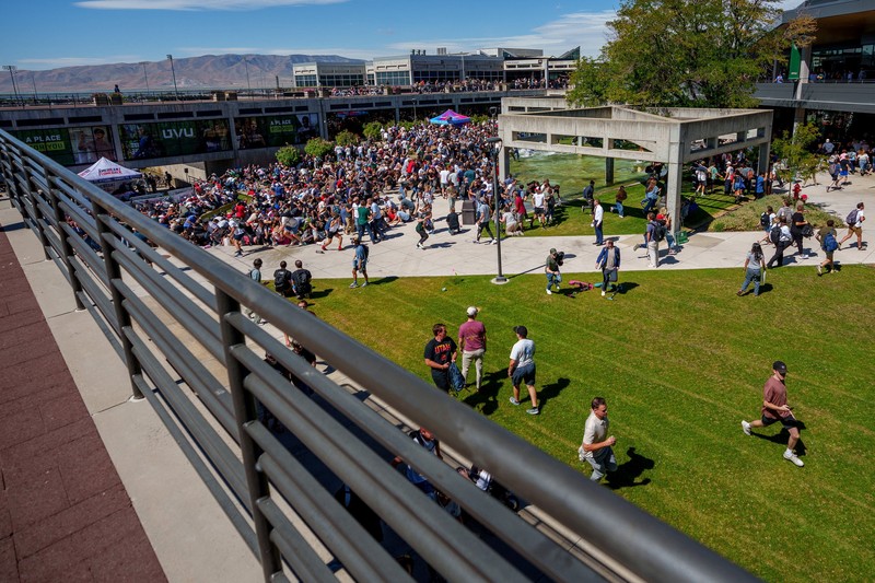 Aktivis dan komentator sayap kanan AS Charlie Kirk melempar topi ke kerumunan sesaat sebelum ia ditembak di acara pidato Universitas Utah Valley di Orem, Utah, AS, 10 September 2025. Aktivis dan komentator sayap kanan AS Charlie Kirk melempar topi ke kerumunan sesaat sebelum ia ditembak di acara pidato Universitas Utah Valley di Orem, Utah, AS, 10 September 2025. (Trent Nelson/The Salt Lake Tribune via REUTERS)