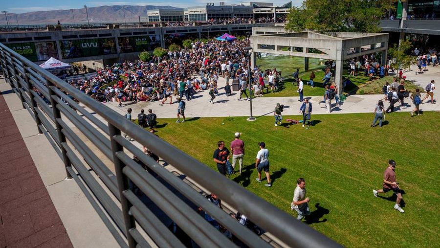 Aktivis dan komentator sayap kanan AS Charlie Kirk melempar topi ke kerumunan sesaat sebelum ia ditembak di acara pidato Universitas Utah Valley di Orem, Utah, AS, 10 September 2025. (Trent Nelson/The Salt Lake Tribune via REUTERS)