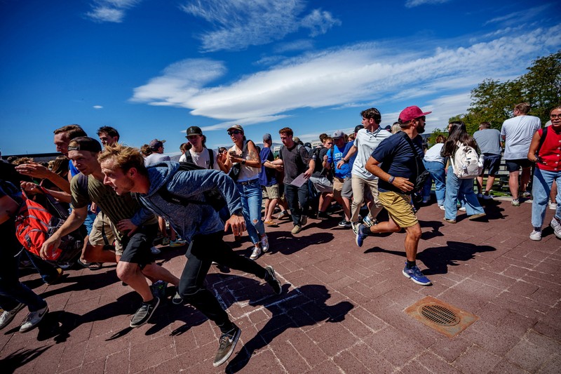 Aktivis dan komentator sayap kanan AS Charlie Kirk melempar topi ke kerumunan sesaat sebelum ia ditembak di acara pidato Universitas Utah Valley di Orem, Utah, AS, 10 September 2025. Aktivis dan komentator sayap kanan AS Charlie Kirk melempar topi ke kerumunan sesaat sebelum ia ditembak di acara pidato Universitas Utah Valley di Orem, Utah, AS, 10 September 2025. (Trent Nelson/The Salt Lake Tribune via REUTERS)