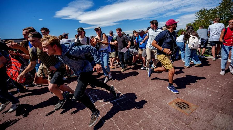 Aktivis dan komentator sayap kanan AS Charlie Kirk melempar topi ke kerumunan sesaat sebelum ia ditembak di acara pidato Universitas Utah Valley di Orem, Utah, AS, 10 September 2025. (Trent Nelson/The Salt Lake Tribune via REUTERS)
