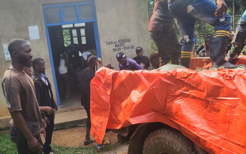 Orang-orang membawa jenazah seorang warga sipil yang terbunuh di pertanian mereka setelah diserang oleh pemberontak Pasukan Demokratik Sekutu (ADF) yang berafiliasi dengan ISIS, dari kamar mayat rumah sakit umum Oicha di kota Oicha, wilayah Beni di bagian timur Republik Demokratik Kongo, 10 September 2025. Orang-orang membawa jenazah seorang warga sipil yang terbunuh di pertanian mereka setelah diserang oleh pemberontak Pasukan Demokratik Sekutu (ADF) yang berafiliasi dengan ISIS, dari kamar mayat rumah sakit umum Oicha di kota Oicha, wilayah Beni di bagian timur Republik Demokratik Kongo, 10 September 2025. (REUTERS/Gradel Mumbere Muyisa)