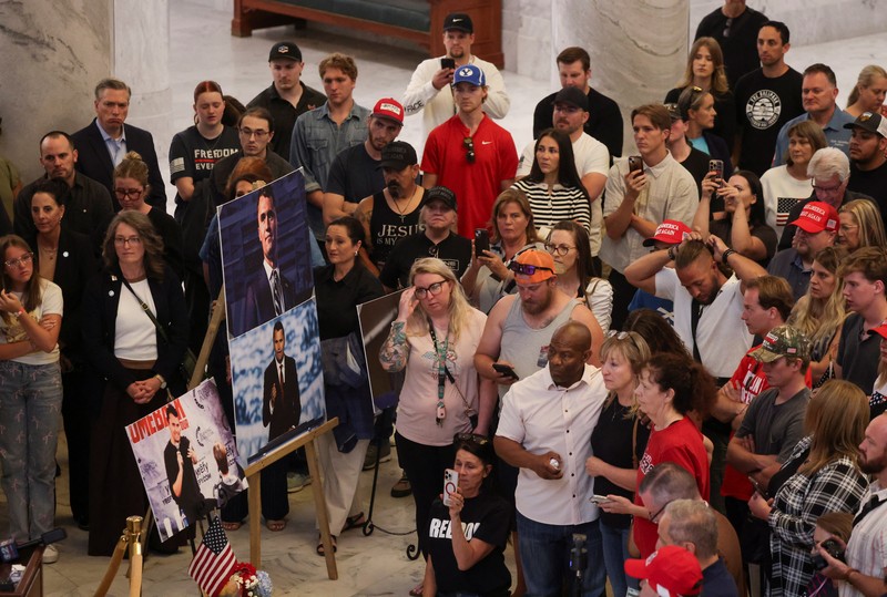 Para pelayat membawa bunga ke upacara peringatan untuk Charlie Kirk, yang ditembak dan dibunuh di Utah, di luar Turning Point di Phoenix, Arizona, AS, 10 September 2025. Para pelayat membawa bunga ke upacara peringatan untuk Charlie Kirk, yang ditembak dan dibunuh di Utah, di luar Turning Point di Phoenix, Arizona, AS, 10 September 2025. (REUTERS/Caitlin O’Hara)