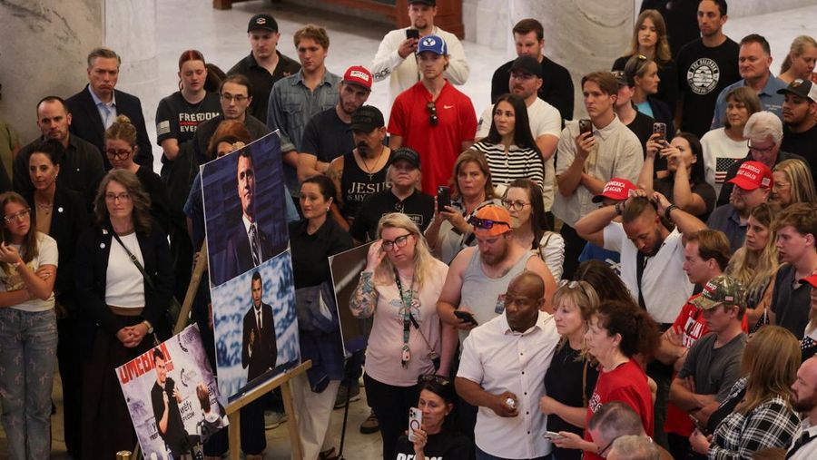 Para pelayat membawa bunga ke upacara peringatan untuk Charlie Kirk, yang ditembak dan dibunuh di Utah, di luar Turning Point di Phoenix, Arizona, AS, 10 September 2025. (REUTERS/Caitlin O’Hara)