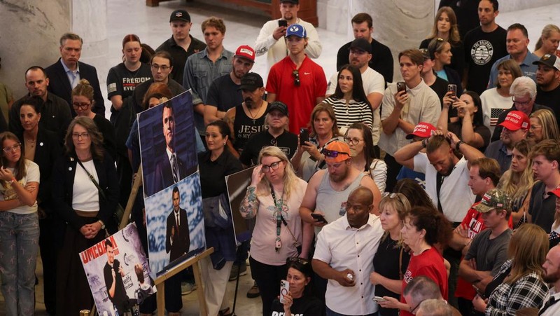 Para pelayat membawa bunga ke upacara peringatan untuk Charlie Kirk, yang ditembak dan dibunuh di Utah, di luar Turning Point di Phoenix, Arizona, AS, 10 September 2025. (REUTERS/Caitlin O’Hara)