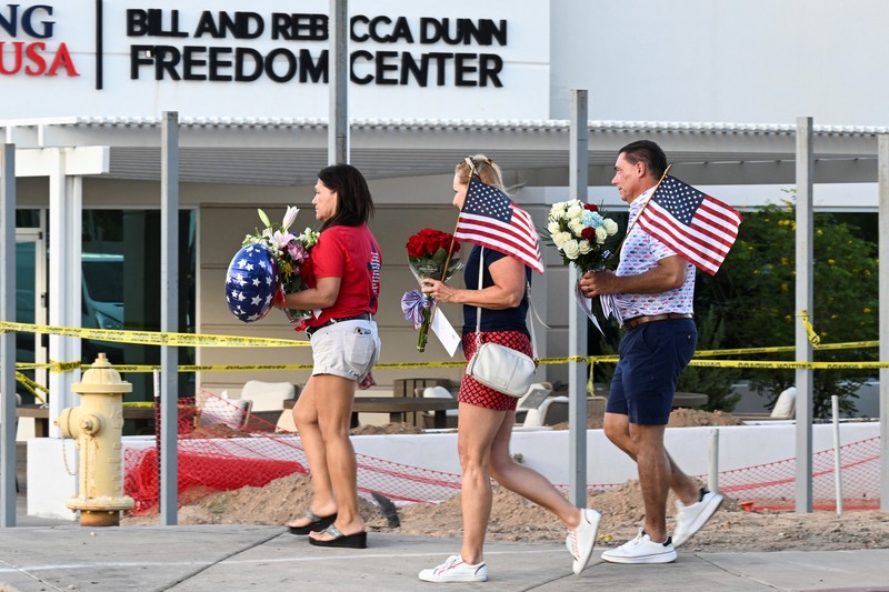 Para pelayat membawa bunga ke upacara peringatan untuk Charlie Kirk, yang ditembak dan dibunuh di Utah, di luar Turning Point di Phoenix, Arizona, AS, 10 September 2025. (REUTERS/Caitlin O’Hara)