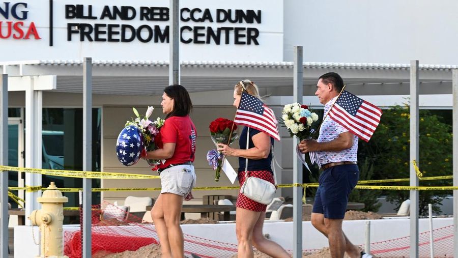 Para pelayat membawa bunga ke upacara peringatan untuk Charlie Kirk, yang ditembak dan dibunuh di Utah, di luar Turning Point di Phoenix, Arizona, AS, 10 September 2025. (REUTERS/Caitlin O’Hara)