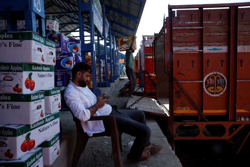 Para petani apel di Kashmir India menghadapi kerugian besar tahun ini karena banjir dan penutupan jalan raya mengganggu puncak musim panen. (REUTERS/Sharafat Ali) Para petani apel di Kashmir India menghadapi kerugian besar tahun ini karena banjir dan penutupan jalan raya mengganggu puncak musim panen. (REUTERS/Sharafat Ali)