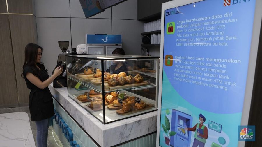 Seorang Karyawan berdiri di depan logo Bank Indonesia (BI) di Jakarta, Kamis (11/9/2025). (CNBC Indonesia/Muhammad Sabki)