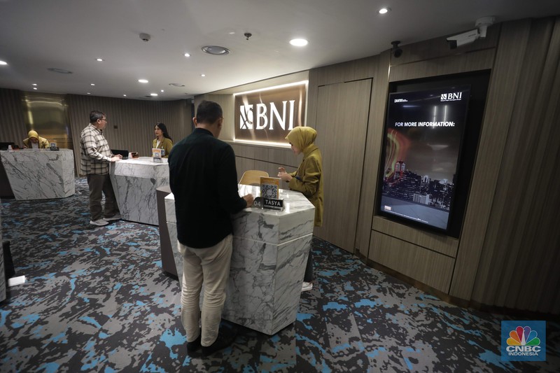 Seorang Karyawan berdiri di depan logo Bank Indonesia (BI) di Jakarta, Kamis (11/9/2025). Seorang Karyawan berdiri di depan logo Bank Indonesia (BI) di Jakarta, Kamis (11/9/2025). (CNBC Indonesia/Muhammad Sabki)