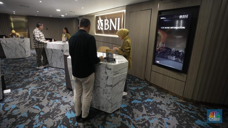 Seorang Karyawan berdiri di depan logo Bank Indonesia (BI) di Jakarta, Kamis (11/9/2025). (CNBC Indonesia/Muhammad Sabki)