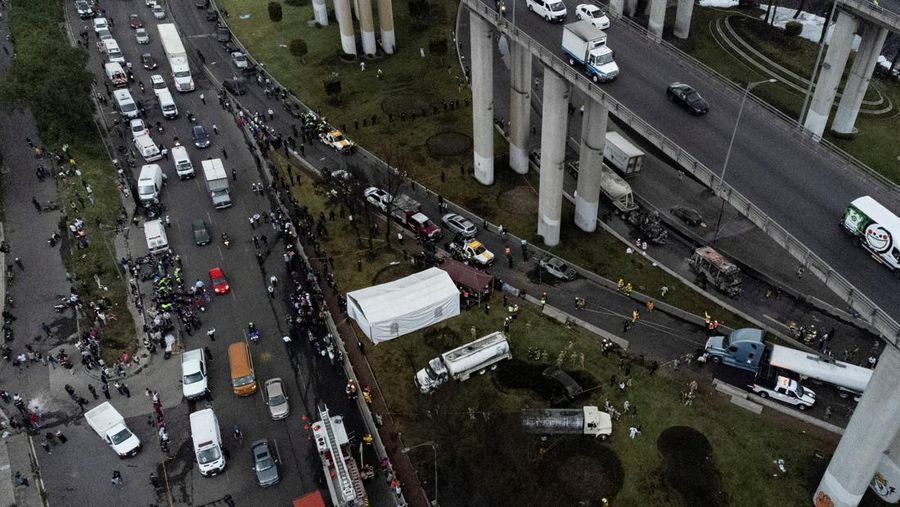 Seorang pria berjalan di samping sisa-sisa hangus sebuah trailer, salah satu kendaraan yang rusak dalam ledakan truk tangki gas di Jalan Ignacio Zaragoza, tempat beberapa orang mengalami luka bakar setelah truk tangki terbalik, di Mexico City, Meksiko, 10 September 2025. (REUTERS/Quetzalli Blanco)