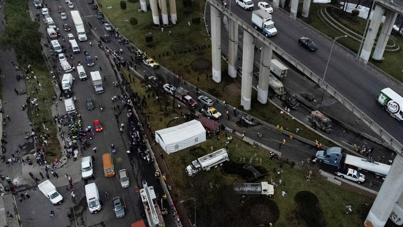Seorang pria berjalan di samping sisa-sisa hangus sebuah trailer, salah satu kendaraan yang rusak dalam ledakan truk tangki gas di Jalan Ignacio Zaragoza, tempat beberapa orang mengalami luka bakar setelah truk tangki terbalik, di Mexico City, Meksiko, 10 September 2025. (REUTERS/Quetzalli Blanco)
