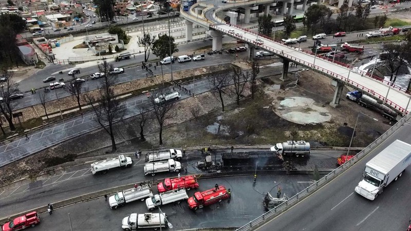 Seorang pria berjalan di samping sisa-sisa hangus sebuah trailer, salah satu kendaraan yang rusak dalam ledakan truk tangki gas di Jalan Ignacio Zaragoza, tempat beberapa orang mengalami luka bakar setelah truk tangki terbalik, di Mexico City, Meksiko, 10 September 2025. (REUTERS/Quetzalli Blanco)