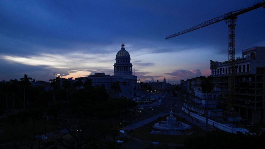Pemandangan gedung DPR Kuba saat terjadi keruntuhan jaringan listrik nasional, yang keempat dalam waktu kurang dari setahun, yang menyebabkan pemadaman listrik nasional, di Havana, Kuba, 10 September 2025. Pemandangan gedung DPR Kuba saat terjadi keruntuhan jaringan listrik nasional, yang keempat dalam waktu kurang dari setahun, yang menyebabkan pemadaman listrik nasional, di Havana, Kuba, 10 September 2025. (REUTERS/Norlys Perez)