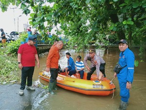 Polisi Evakuasi Lansia Sakit dan Bocah Digigit Ular Saat Banjir di Pekanbaru