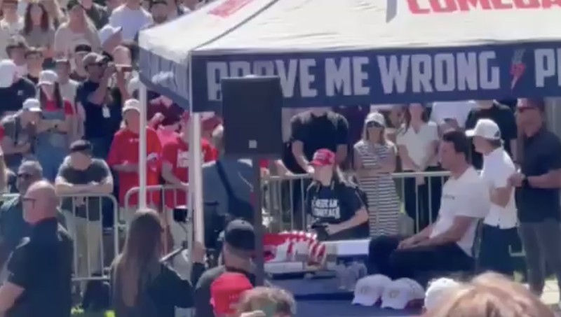 Aktivis dan komentator sayap kanan AS Charlie Kirk melempar topi ke kerumunan sesaat sebelum ia ditembak di acara pidato Universitas Utah Valley di Orem, Utah, AS, 10 September 2025. Aktivis dan komentator sayap kanan AS Charlie Kirk melempar topi ke kerumunan sesaat sebelum ia ditembak di acara pidato Universitas Utah Valley di Orem, Utah, AS, 10 September 2025. (Trent Nelson/The Salt Lake Tribune via REUTERS)