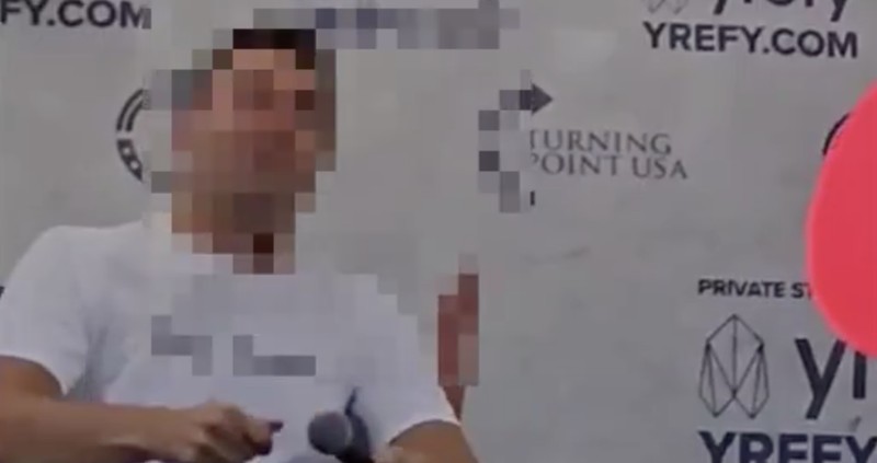 Aktivis dan komentator sayap kanan AS Charlie Kirk melempar topi ke kerumunan sesaat sebelum ia ditembak di acara pidato Universitas Utah Valley di Orem, Utah, AS, 10 September 2025. Aktivis dan komentator sayap kanan AS Charlie Kirk melempar topi ke kerumunan sesaat sebelum ia ditembak di acara pidato Universitas Utah Valley di Orem, Utah, AS, 10 September 2025. (Trent Nelson/The Salt Lake Tribune via REUTERS)