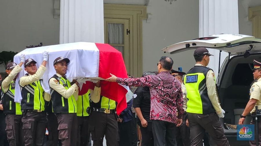 Proses penghormatan terakhir Zetro Leonardo Purba, diplomat Kedutaan Besar Republik Indonesia (KBRI) di Kementerian Luar Negeri, Kamis (11/9/2025). (CNBC Indonesia/Thea Fathanah)