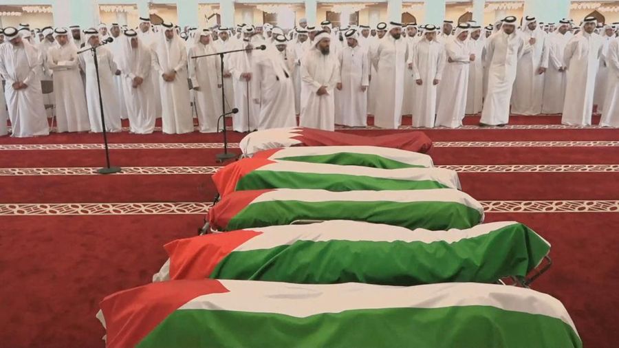 Qatar menggelar pemakaman bagi mereka yang tewas dalam serangan Israel terhadap Hamas, termasuk anggota pasukan keamanan, Kamis (11/9/2025). (TV/Reuters TV via REUTERS)
