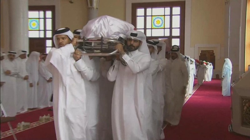 Qatar menggelar pemakaman bagi mereka yang tewas dalam serangan Israel terhadap Hamas, termasuk anggota pasukan keamanan, Kamis (11/9/2025). (TV/Reuters TV via REUTERS)