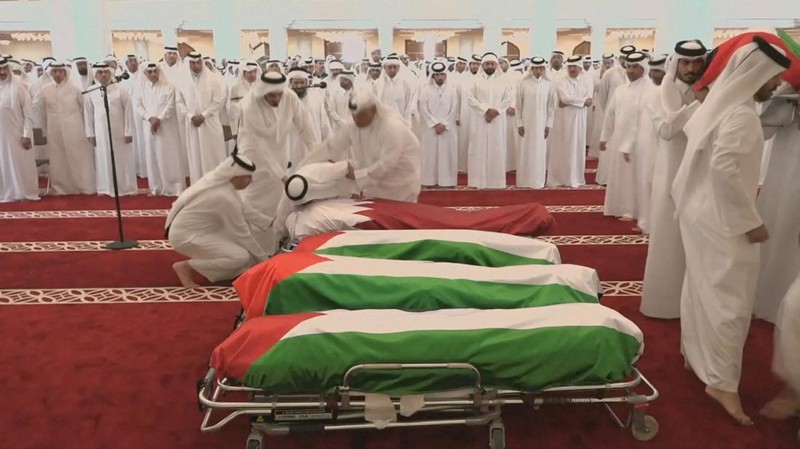 Qatar menggelar pemakaman bagi mereka yang tewas dalam serangan Israel terhadap Hamas, termasuk anggota pasukan keamanan, Kamis (11/9/2025). (TV/Reuters TV via REUTERS)