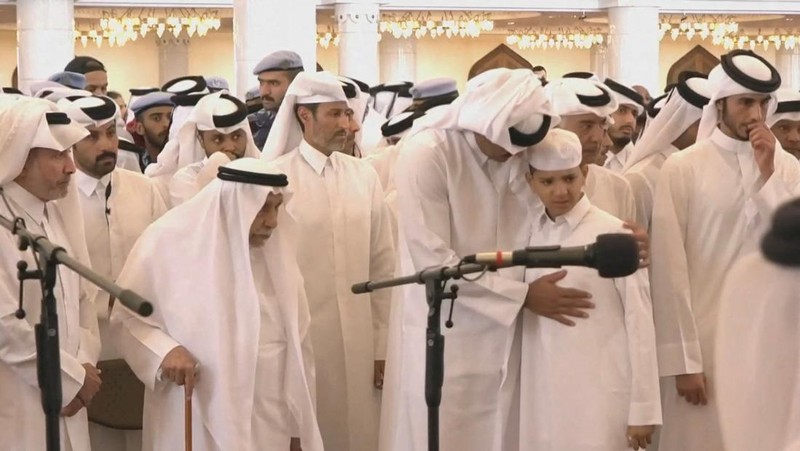 Qatar menggelar pemakaman bagi mereka yang tewas dalam serangan Israel terhadap Hamas, termasuk anggota pasukan keamanan, Kamis (11/9/2025). (TV/Reuters TV via REUTERS)