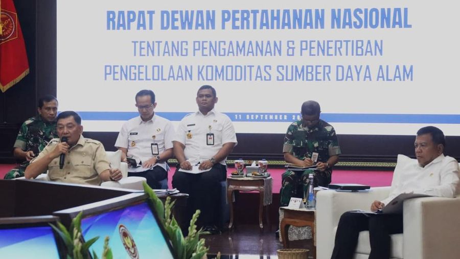 Menteri Pertahanan Sjafrie Sjamsoeddin selaku Ketua Harian Dewan Pertahanan Nasional memimpin rapat DPN tentang pengamanan dan penertiban pengelolaan komoditas sumber daya alam di Aula Bhinneka Tunggal Ika, Kementerian Pertahanan, Jakarta, Kamis (11/9/2025). (Dok. Kementerian Pertahanan)