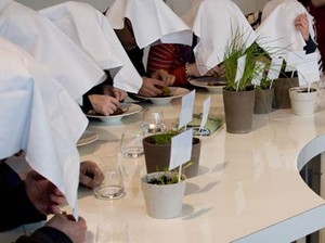 Ritual Makan Mewah dengan Kepala Ditutup Kain Ini Bikin Orang Bingung