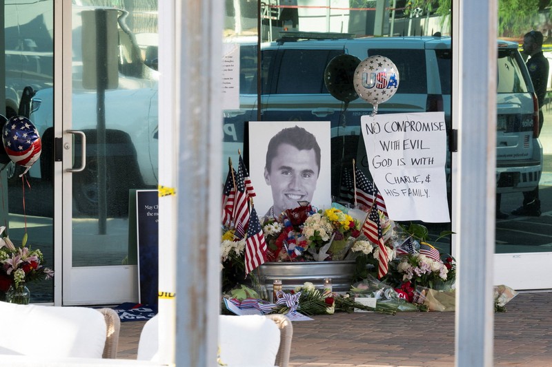 Para pelayat membawa bunga ke upacara peringatan untuk Charlie Kirk, yang ditembak dan dibunuh di Utah, di luar Turning Point di Phoenix, Arizona, AS, 10 September 2025. (REUTERS/Caitlin O’Hara)