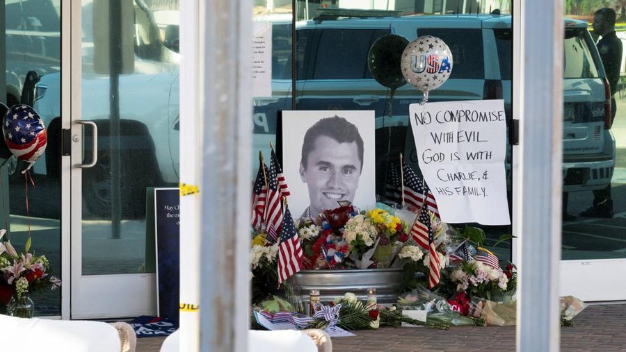 Sebuah peringatan diadakan untuk Charlie Kirk, yang ditembak dan dibunuh di Utah, di kantor pusat Turning Point USA di Phoenix, Arizona, AS, 10 September 2025. (REUTERS/Caitlin O'Hara)