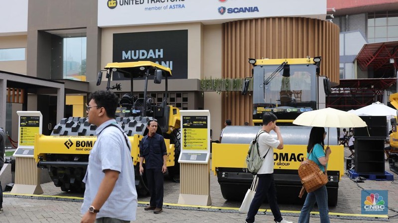 Sejumlah alat berat dipajang dalam Pameran Indonesia Energy & Engineering (IEE) Series 2025 di Jakarta International Expo (JIExpo), Kamis (11/9/2025). (CNBC Indonesia/Tri Susilo)